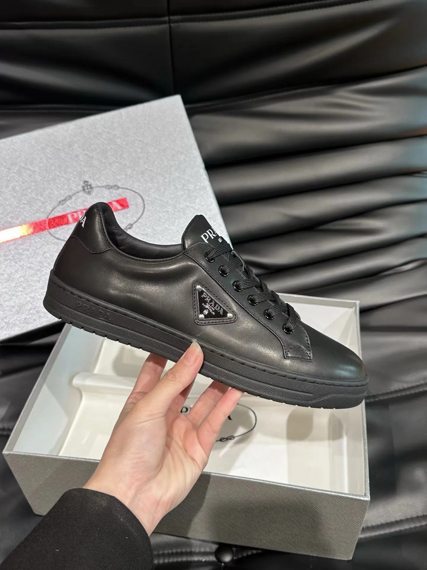 Factory price: 380💰Prada new men's leather sports shoes, the highest version on the market, any comparison is welcome🆚! The original leather has excellent texture and is super high-end! Fetal sheep net lining imported from Italy, removable pad! Luxurious materials and fine workmanship, highly recommended! Code number: 38-44, customized 45